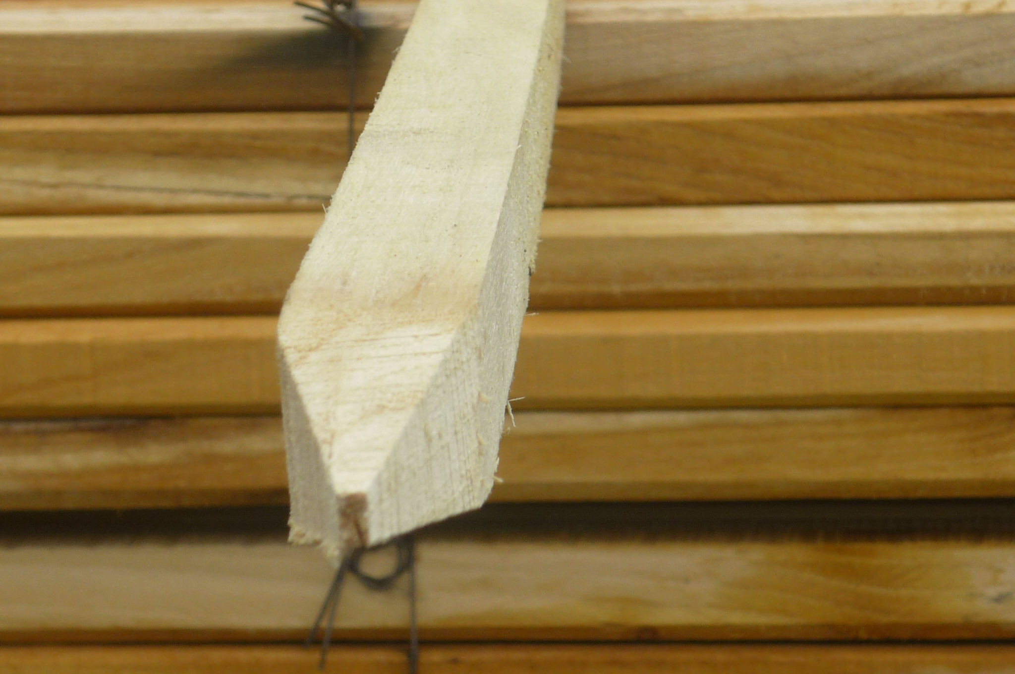 Poutre d'acacia équarrie