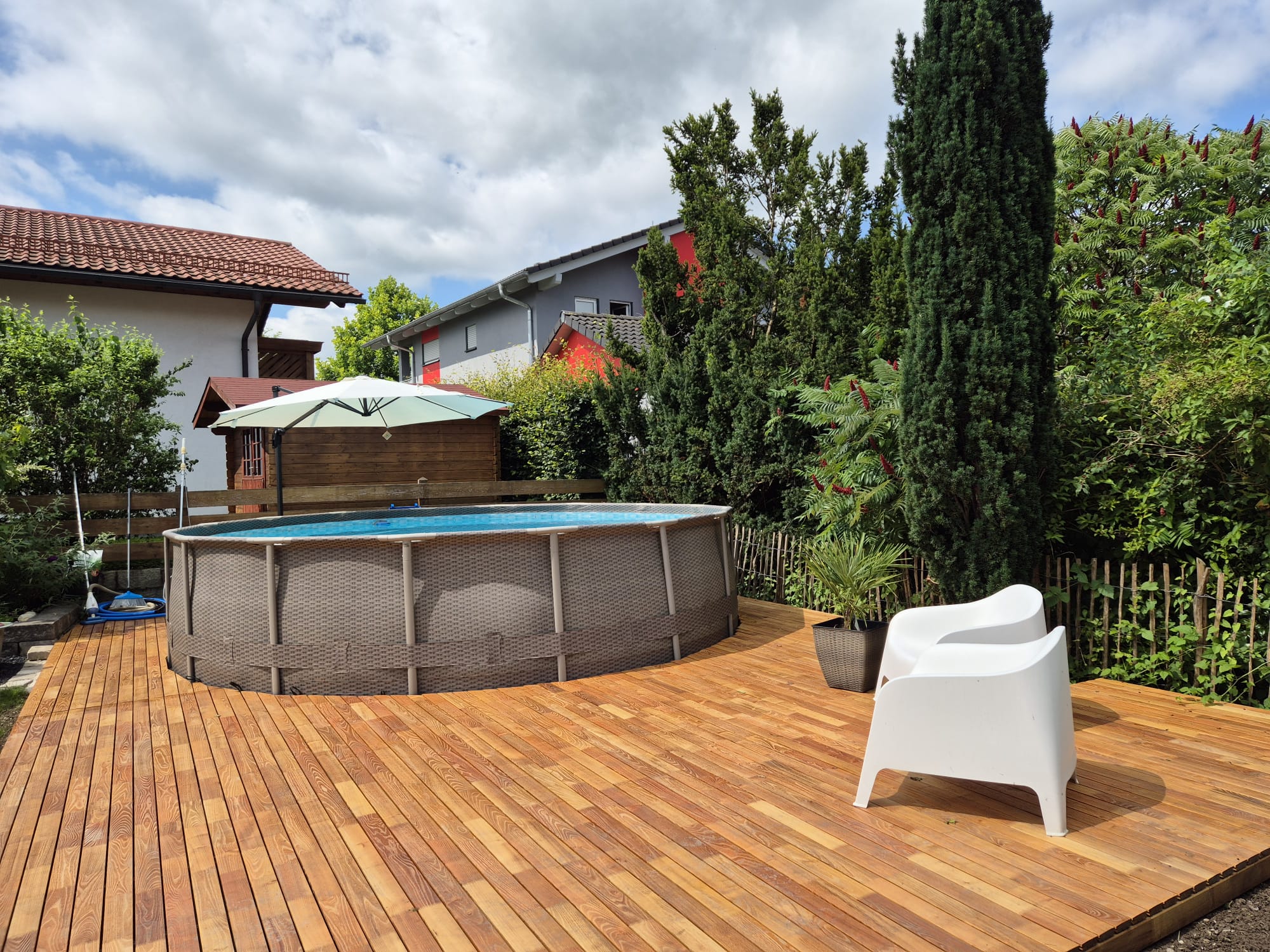 Terrasse avec piscine en acacia